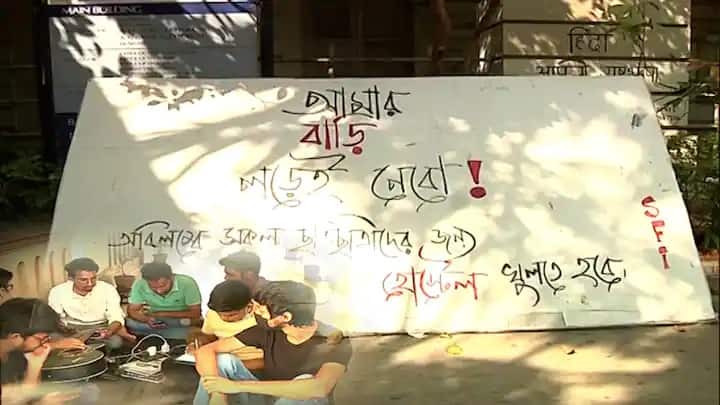 অচলাবস্থা কাটাতে হাইকোর্টের দ্বারস্থ হয় বিশ্বভারতী কর্তৃপক্ষ। কিন্তু, উপাচার্য বিদ্যুৎ চক্রবর্তীর সিদ্ধান্তের বিরুদ্ধে অনড় থাকতে দেখা যায় আন্দোলনকারী পড়ুয়াদের।