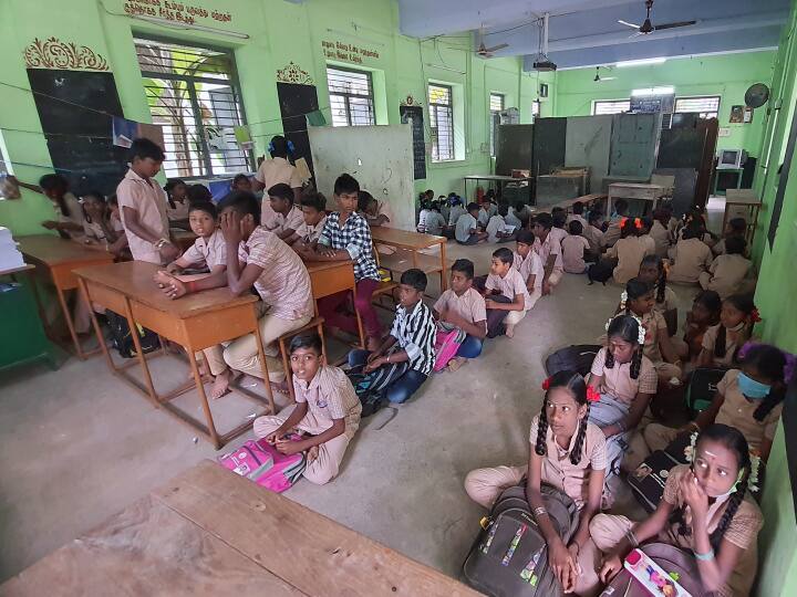 Educational impact on students due to lack of classrooms mayiladuthurai மயிலாடுதுறை: ஒரு வகுப்பறை 8 வகுப்புகள்.. வகுப்பறைகள் பற்றாக்குறையால் பாதிக்கப்படும் கல்வி.. நடவடிக்கை என்ன?