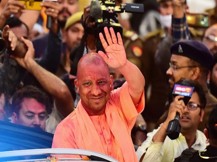 Yogi Adityanath second term as UP CM historical Politics Gorakhpur to Lucknow yogi oath taking ceremony योगी की ताजपोशी: 'हठ योग' के महारथी ने सियासत में भी रच दिया नया इतिहास !