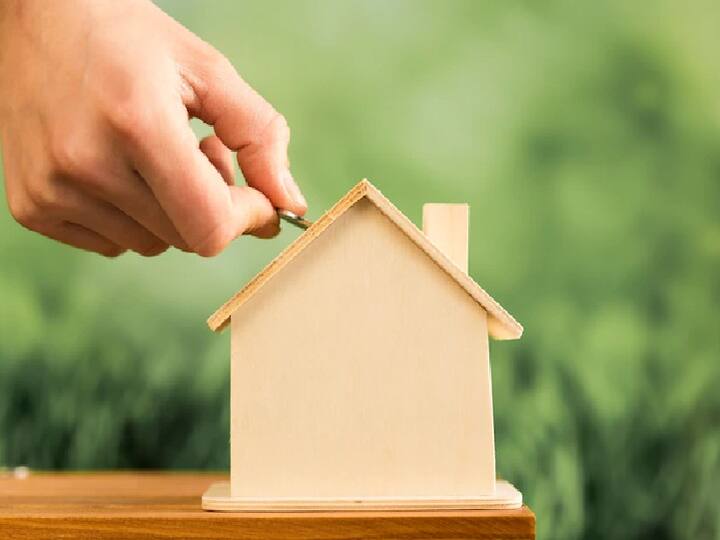 अगर आप 18 साल से कम उम्र के बच्चे के लिए सेविंग अकाउंट खोल रहे हैं तो उसे माइनर्स सेविंग अकाउंट कहते हैं. इस अकाउंट को बच्चों की जरूरतों के हिसाब से बनाया गया है. 10 साल के बाद बच्चे का माता-पिता की देख रेख में माइनर सेविंग अकाउंट खुल जाता है. बच्चे के 18 साल पूरा होने के बाद यह रेगुलर सेविंग अकाउंट में बदल जाता है. (PC: Freepik)