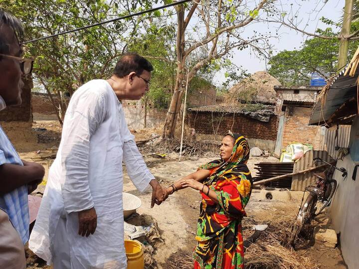 এর আগে বুধবার সকালে কার্যত পুলিশের চোখে ধুলো দিয়ে মোটরবাইকে চেপে বগটুই গ্রামে ঘটনাস্থলে পৌঁছে যান সিপিএমের রাজ্য সম্পাদক মহম্মদ সেলিম। তিনি ঘুরে দেখেন গ্রাম।