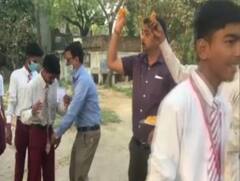 UP Board Exam 2022: यूपी बोर्ड के एग्जाम आज से शुरू, परीक्षा केन्द्रों पर फूलों से हुआ छात्रों का स्वागत, देखिए तस्वीरें