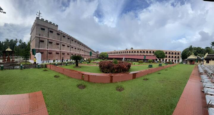 साधरणत: सिनेमागृहात सिनेमा सुरू होण्याच्या आधी राष्ट्रगीत म्हटले जाते, मात्र अंदमानात राष्ट्रगीत लावले जात नाही अशी प्रतिक्रिया अभिनेता शरद पोंक्षे यांनी दिली.