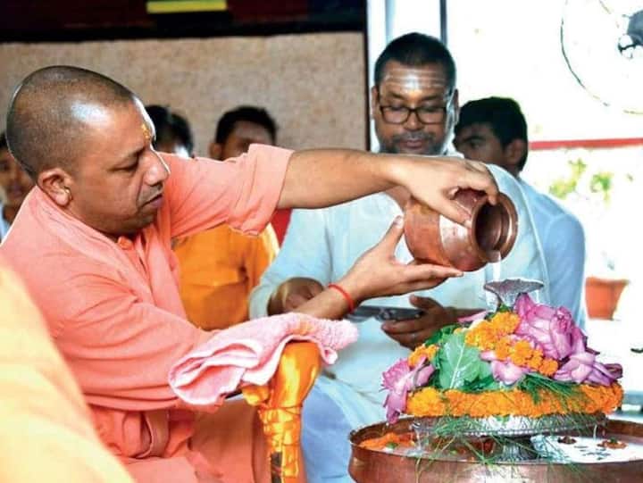सुबह की सभी दैनिक क्रियाएं समाप्त करने के बाद वह मंदिर में पूजा-पाठ नियम से करते हैं.