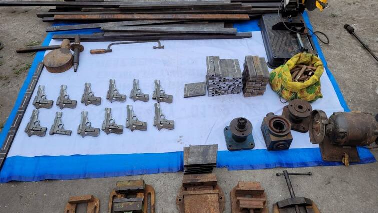 paschim bardhaman asansol arms factory recovered three arrested, panic among local residents Paschim Bardhaman News: বাড়ির ভিতরে অস্ত্র কারখানা, যোগ মুঙ্গের-চক্রের