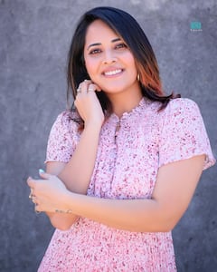 Anasuya Bharadwaj Photos: పూల గౌనులో అనసూయ హొయలు