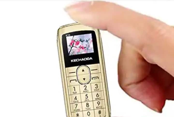 Kechaoda K10:ছোট আকারের কারণে এই ফোনটিকে ফিঙ্গার ফোনও বলা হয়। ডিভাইসটি কবেল সিঙ্গল সিম সাপোর্ট করে। ফোনে   পাবেন একটি 0.66-ইঞ্চি ডিসপ্লে। ফোনে পাবেন একটি ছোট 300mAh-এর ব্যাটারি প্যাক। Amazon-এ এর দাম 1099 টাকা।