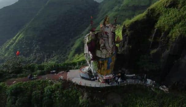 हे काम करत असतानाच पॅनोरमा पॉईंट जवळ एका खडकात त्यांना गणपती साकारला जाऊ शकतो असे वाटले.