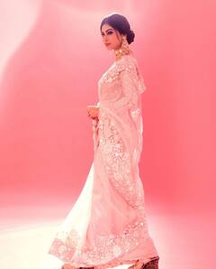 Mouni Roy: গোলাপি শাড়িতে তাক লাগাচ্ছেন মৌনী, মুগ্ধ নেটাগরিকরা