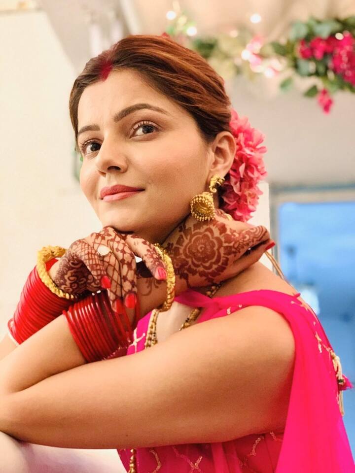 रुबीना ने बॉलीवुड में फिल्म अर्ध से डेब्यू किया है. टीवी और बॉलीवुड में उनकी कामयाबी की धूम गूंज रही है.