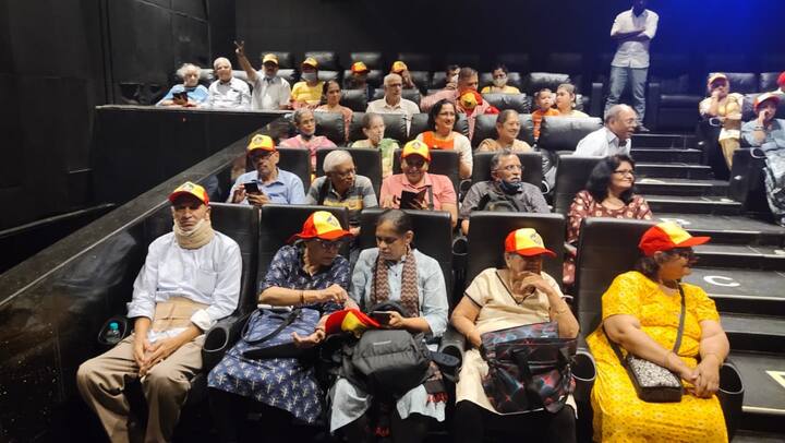 अभिनेते शरद पोंक्षे नेहमी अंदमानात वीर सावरकरांची महती लोकांपर्यंत पोहचवण्यासाठी सहलीचे आयोजन करतात.