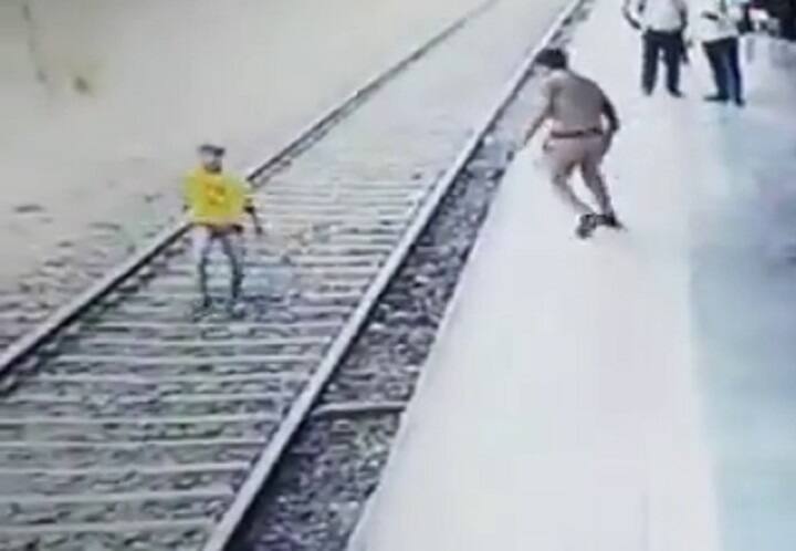 Police constable save life of youth after try to suicide at railway station , Ahmedabad police share video યુવક આપઘાત કરવા ટ્રેન સામે કૂદી ગયો ને પોલીસે કૂદીને કેવી રીતે બચાવ્યો જીવ? અમદાવાદ પોલીસે વીડિયો કર્યો ટ્વીટ