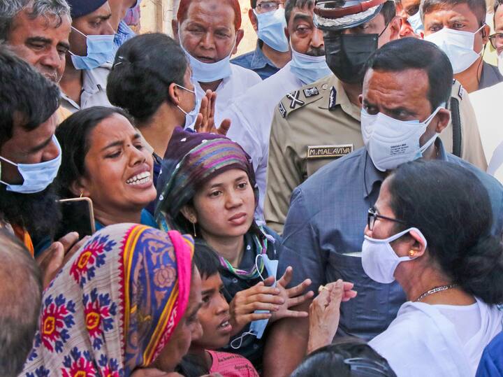ক্ষতিগ্রস্ত পরিবারগুলির সঙ্গেও কথা বলেন মুখ্যমন্ত্রী। সাহায্যের কথা ঘোষণা করার পাশাপাশি তিনি ন্যায়বিচারের প্রতিশ্রুতিও দেন।