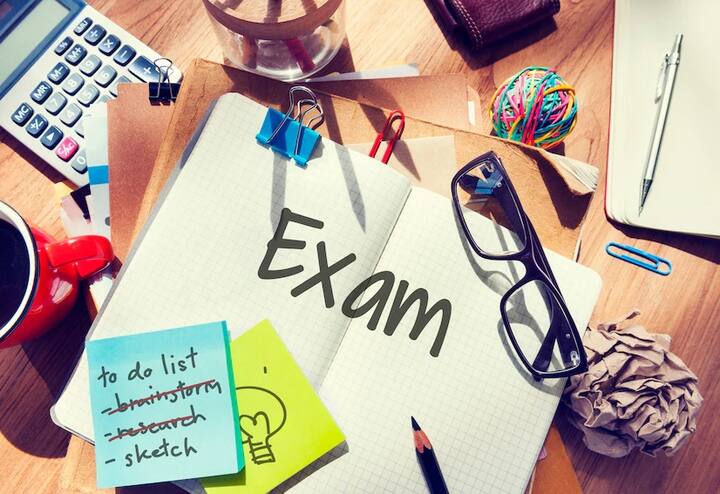 यूपी बोर्ड की परीक्षाएं आज से शुरू होकर 20 अप्रैल तक चलेंगी. ऐसे में छात्रों के ऊपर अच्छा स्कोर करने का दबाव भी होगा. परीक्षा की तैयारी करते हुए छात्रों को कुछ विशेष बातों पर ध्यान देने की जरूरत है. जिससे वह अच्छे अंक प्राप्त कर सकेंगे.