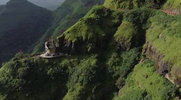 त्याला खडे काकांनी निसर्ग राजा असे नाव दिले.