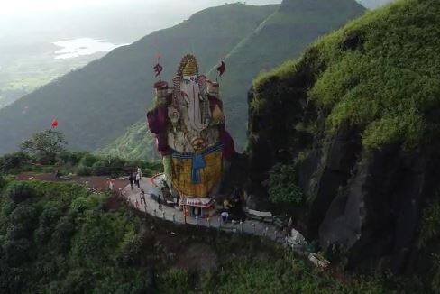 हा गणपती तब्बल 52 फूट उंच असून, माथेरानच्या निसर्गाच्या कुशीत उभा आहे.