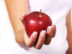 ਖਾਣ ਤੋਂ ਇਲਾਵਾ ਸੇਬ ਨੂੰ ਲਗਾਉਣ ਨਾਲ ਚਮਕਣ ਲੱਗੇਗੀ ਚਮੜੀ, ਘਰ 'ਚ ਹੀ ਬਣਾਓ ਇਸ ਤਰ੍ਹਾਂ ਦਾ ਫੇਸ ਪੈਕ