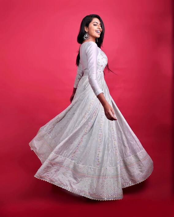 Shivani Rajasekhar: శివానిని చూస్తే మీకెవరు గుర్తొస్తున్నారు?