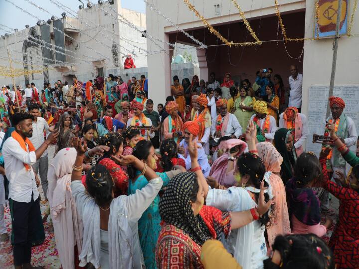 इस छड़ी मार होली की शुरूआत यमुना किनारे स्थित नंदकिले के नंदभवन में ठाकुरजी के समक्ष राजभोग का भोग लगाकर होती है. जिसमें पुरुष, महिला, युवक, युवतियां, बूढ़े, बच्चे पूरे श्रद्धा भाव शामिल होते हैं. इस दौरान भक्त मंगल गीतों से उनका सुमिरन करते हैं और एक दूसरे को बधाई संदेश देते हैं.
