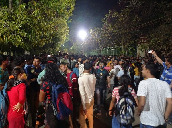 বিক্ষোভের ২৬ দিনের মাথায় এদিন সেন্ট্রাল লাইব্রেরী সভাকক্ষে আন্দোলনকারী ছাত্র প্রতিনিধিদের সঙ্গে আলোচনায় বসে বিশ্বভারতী কর্তৃপক্ষ। জানা গিয়েছে, কয়েক ঘন্টার আলোচনা, টালবাহানার পর সন্ধ্যায় আন্দোনলনকারী পড়ুয়াদের দাবি মেনে নেয় বিশ্বভারতী কর্তৃপক্ষ।