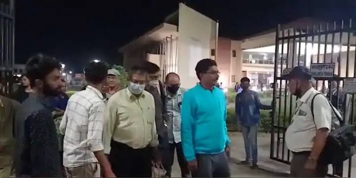 আন্দোলনের জেরে ইস্তফা দিয়ে দিতে হয় কর্মসচিব আশিস আগরওয়াল, জনসংযোগ আধিকারিক ও বেশ কয়েকজন অধ্যাপককে।