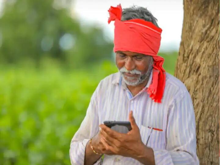 अगर आप पीएम किसान योजना स्कीम का स्टेटस चेक करान चाहते हैं तो इसके लिए सबसे पहले योजना की आधिकारिक वेबसाइट https://pmkisan.gov.in/ पर विजिट करें.इसके बाद आपको Farmers Corner दिखेगा जिस पर क्लिक करें.