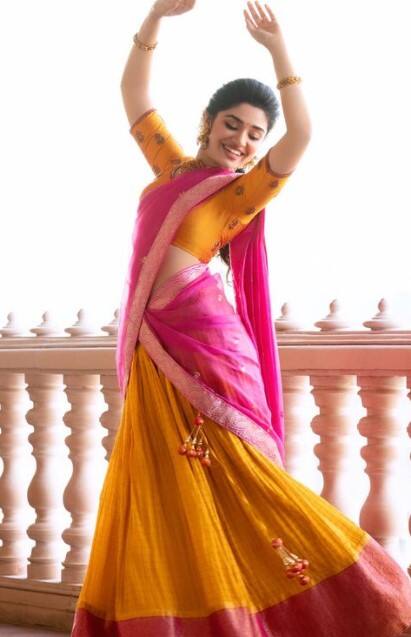 செந்தாழம் பூவில் வந்தாடும் தென்றல் என் மீது மோதுதம்மா