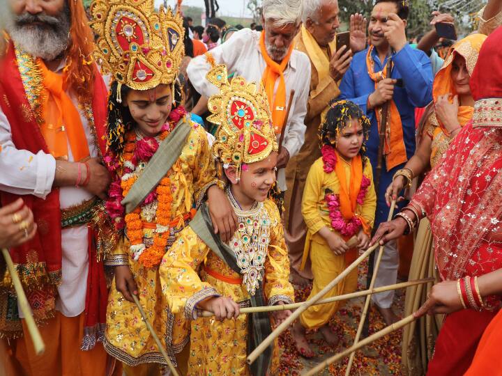 मथुरा में ब्रज की लट्ठ मार होली के अलावा कई और तरह की होली की खेली जाती है, इसी दौरान गोकुल में छड़ीमार होली का आयोजन किया जाता है. भगवान कृष्ण का बचपन गोकुल में ही बीता था. मान्यता है छड़ीमार होली के दिन बाल कृष्ण के साथ गोपियां छड़ी हाथ में लेकर होली खेलती हैं, क्योंकि भगवान बालस्वरूप थे. इस उम्मीद के साथ कि, श्रीकृष्ण को कहीं चोट न लग जाए, इसलिए गोकुल में छड़ीमार होली खेली जाती है. इस दिन बच्चे भगवान श्रीकृष्ण और श्री बलदाऊ का रूप धारण करते हैं.