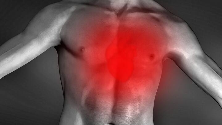 কখনও অফিসে কাজ করতে করতে, কখনও বাড়িতেই অবসর সময়ে হার্ট অ্যাটাক হওয়ার ঘটনা দেখা যায়। অনেকসময় ঘুমের মধ্যেও হৃদরোগে আক্রান্ত হওয়ার ঘটনা ঘটে। সুযোগ থাকলে এই প্রাণঘাতী রোগ থেকেও বাঁচার চেষ্টা করা যায়। তবে তার জন্য প্রয়োজন সচেতনতা। এবং হাতেকলমে প্রাথমিক চিকিৎসার কিছু পদক্ষেপ।