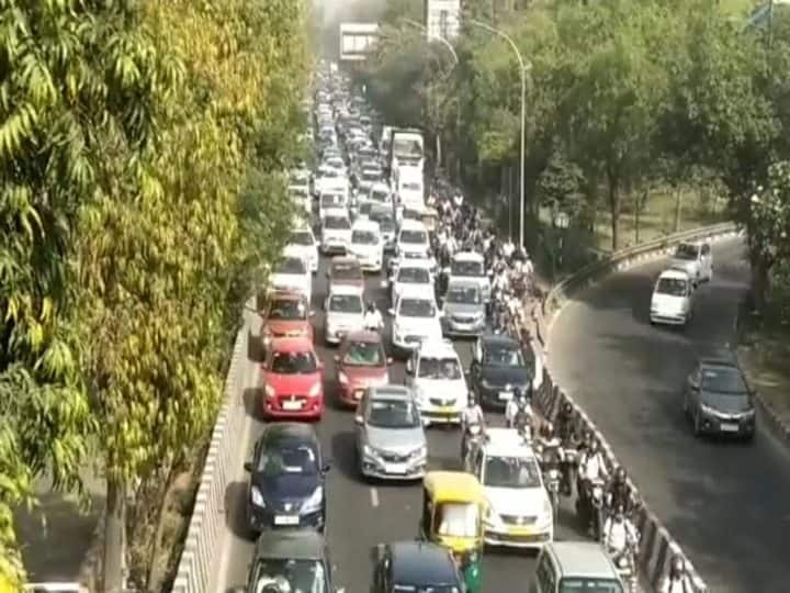 Delhi-Noida Traffic Alert: 5 km long jam on Noida Expressway Greater Noida Delhi Noida ANN Delhi-Noida Traffic Alert: नोएडा एक्सप्रेसवे पर लगा 5 किलोमीटर लंबा जाम, जानिए- जाम में क्यों फंसी सैंकड़ों गाड़ियां