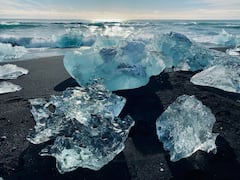 Diamond Beach: সমুদ্রের পাড়ে ছড়িয়ে রয়েছে ডায়মন্ড! চোখ ধাঁধানো রূপ এই সৈকতের