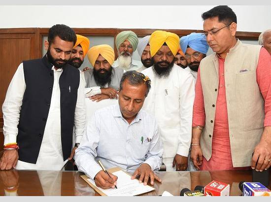 Health Minister Dr Vijay Singla held a meeting with the administrative officers in Mansa Punjab Health Minister: ਸਿਹਤ ਮੰਤਰੀ ਡਾਕਟਰ ਵਿਜੇ ਸਿੰਗਲਾ ਨੇ ਮਾਨਸਾ ਵਿਖੇ ਪ੍ਰਸ਼ਾਸਨਿਕ ਅਧਿਕਾਰੀਆਂ ਨਾਲ ਕੀਤੀ ਅਹਿਮ ਮੀਟਿੰਗ