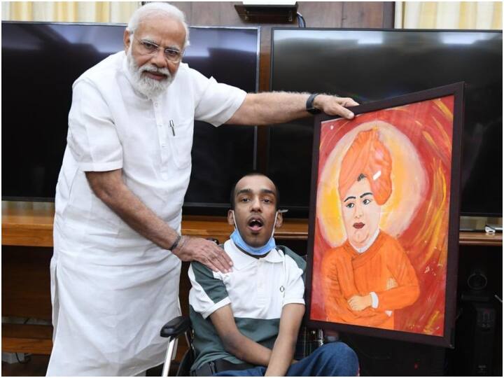 Prime Minister Narendra Modi met Divyang painter Ayush Kundal resident of Khargone of Madhya Pradesh प्रधानमंत्री नरेंद्र मोदी ने मध्य प्रदेश के खरगोन निवासी दिव्यांग पेंटर आयुष कुंडल से की मुलाकात