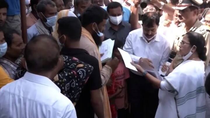 প্রথমে শাসকদলের নেতাকে বোমা মেরে খুন এবং তার এক ঘণ্টার মধ্যে এলাকার ১০টি বাড়িতে আগুন, শিশু-সহ ৮ জনের মৃত্যু। তা নিয়ে গত দু’দিন ধরে কম সমালোচনায় পড়তে হয়নি শাসকদলকে।