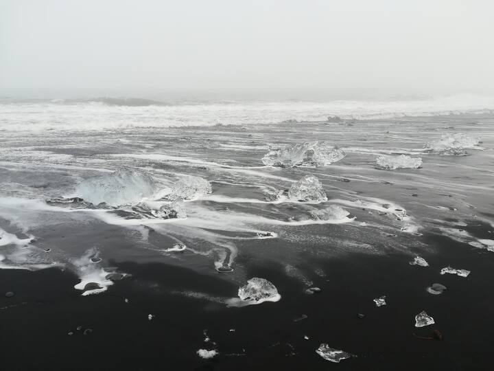 এই ডায়মন্ড বিচ হল কালো বালির এক সৈকত যা আইসল্যান্ডের দক্ষিণ উপকূলে জোকুলসারলন হিমবাহের কাছে অবস্থিত। প্রকৃতি প্রেমী ও ফটোগ্রাফারদের কাছে এই বিচ ভ্রমণ তালিকায় থাকবেই।