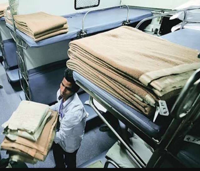 Indian Railways resuming the service of sheets and blankets in trains starting from April 1 ਰਾਹਤ ਦੀ ਖਬਰ! ਟ੍ਰੇਨਾਂ 'ਚ ਹੁਣ ਚਾਦਰ ਕੰਬਲ ਲੈ ਕੇ ਜਾਣ ਦਾ ਝੰਜਟ ਖਤਮ, 1 ਅਪ੍ਰੈਲ ਤੋਂ ਰੇਲਵੇ ਸ਼ੁਰੂ ਕਰ ਰਿਹਾ ਸੁਵਿਧਾ