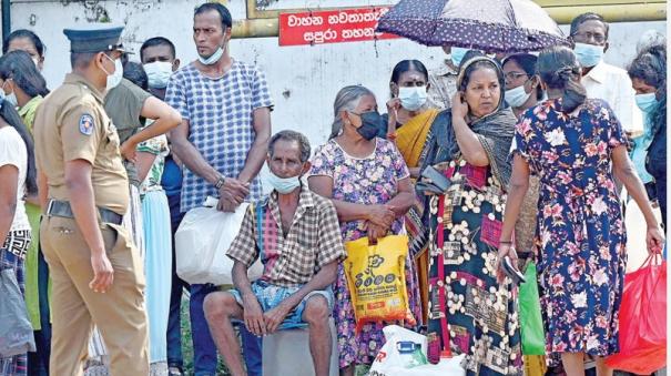 Sri Lanka Crisis: பாதாளத்தில் இலங்கை பொருளாதாரம்: கடன் மேல் கடன் வாங்கி கண்ணீர் தீவாக மாறிய கதை!