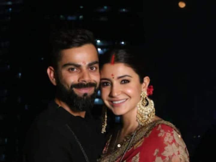 Video : अनुष्काच्या एका कृतीमुळे विराट कोहलीचा जुगाड गेला वाया! व्हिडीओ पाहून नेटकरी म्हणतात... Virat Kohli finds a 'jugaad' to fix wires at home and Anushka Sharma's reaction is every annoyed Video : अनुष्काच्या एका कृतीमुळे विराट कोहलीचा जुगाड गेला वाया! व्हिडीओ पाहून नेटकरी म्हणतात...