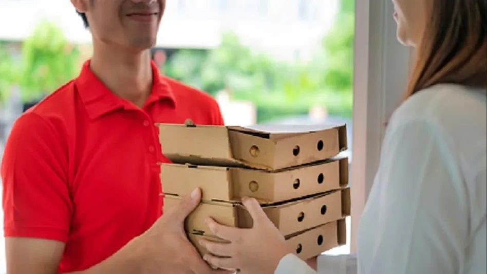 ਡਿਲੀਵਰੀ ਬੁਆਏ ਖਾ ਰਿਹਾ ਸੀ ਕਸਟਮਰ ਦਾ ਆਰਡਰ ਕੀਤਾ ਹੋਇਆ ਖਾਣਾ, ਕੈਮਰੇ 'ਚ ਫੜੀ ਗਈ ਚੋਰੀ