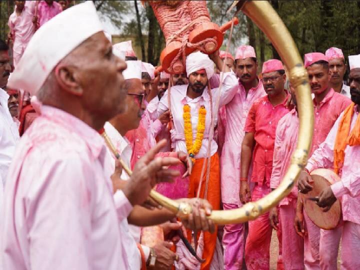दरम्यान गावाची बगाड यात्रा जवळ आली आहे, हे रायाला समजते आणि तो ठरवतो की, देवीला नवस करायचा आणि बगाड घ्यायचे. पण, ज्या लोकांचा नवस पूर्ण होतो त्यांनाच बगाडाचा मान मिळत असतो. या मुद्द्यावर गावकरी त्याला विरोध करतात.