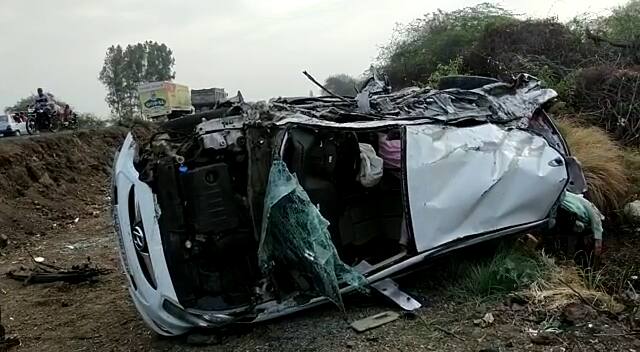 Four persons died in Car accident in Surendranagar, two injured Surendranagar : લખતર પાસે કાર અને કન્ટેનર વચ્ચે અકસ્માતમાં  2 મહિલા સહિત 4નાં મોત, 1 ઘાયલ