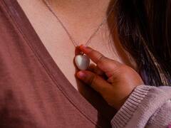 Breastmilk Jewellery: తల్లిపాలతో నగలు తయారుచేస్తున్న జంట, కోట్ల రూపాయల్లో సాగుతున్న వ్యాపారం