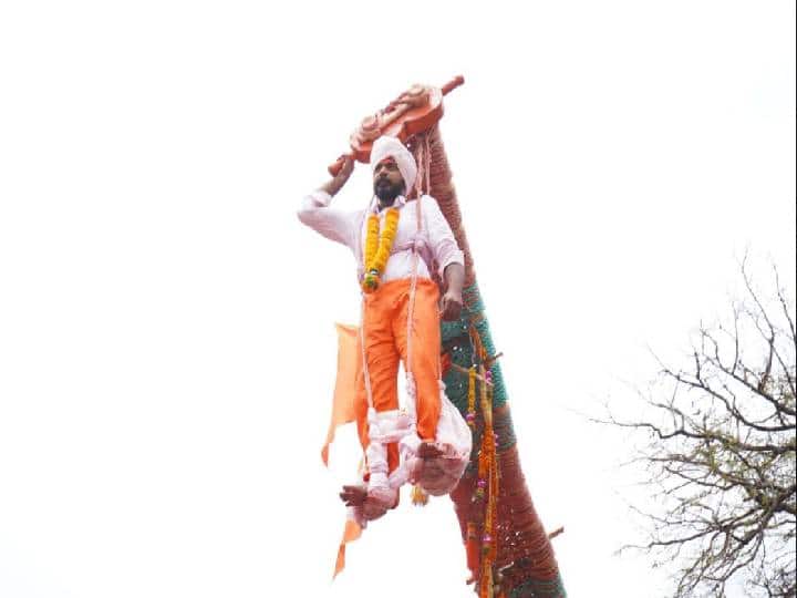 टीव्ही मालिकेच्या इतिहासात पहिल्यांदाच झी मराठीवरील ‘मन झालं बाजिंद’ (Man Zal Bajind) या लोकप्रिय मालिकेत सातारा-वाई या भागातील प्रसिद्ध बगाड यात्रा दाखवण्यात येणार आहे. वाई येथील फुलेनगर-शहाबाग येथील अनेक वर्षांची परंपरा असलेले ‘बगाड’ (Bagad Yatra) या मालिकेच्या निमित्ताने संपूर्ण महाराष्ट्राला पाहायला मिळणार आहे.