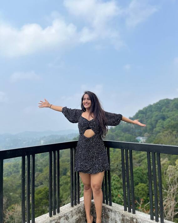 Deepthi Sunaina Photos: ప్రకృతి ఒడిలో సేదతీరుతోన్న దీప్తి సునయన