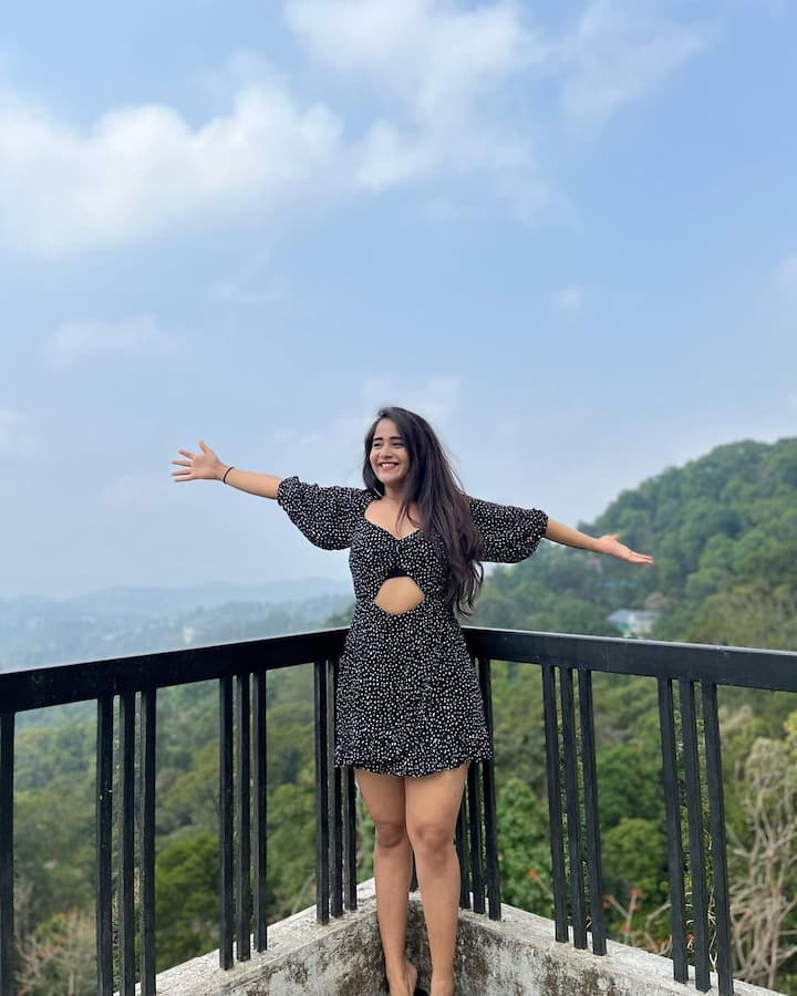 దీప్తి సునయన (Image Credit: DeepthiSunaina/Instagram)