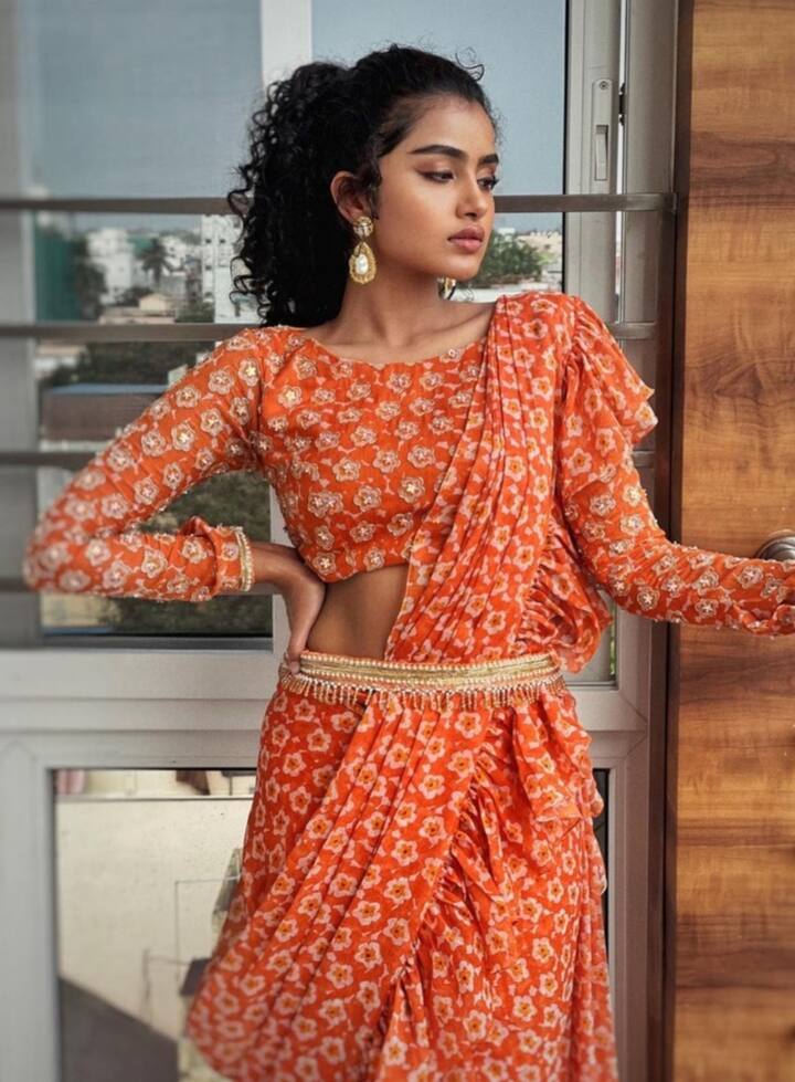 ஓ நிலா நிலா பறந்து வாயேன் உலகினை மறந்து வாயேன் அழகினால் நெருங்கி வாயேன் அலை அலையாய்