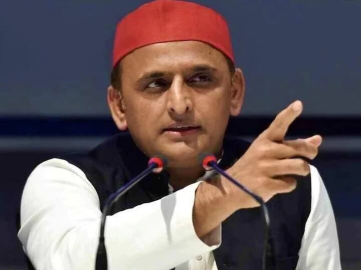 योगी आदित्यनाथ ने अखिलेश यादव को शपथ में शामिल होने के लिए खुद फोन किया था. लेकिन सपा मुखिया ने शपथ समारोह में शामिल होने से इंकार कर दिया है.