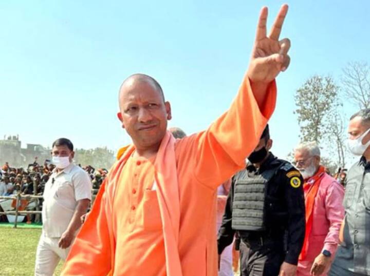 गौरतलब है कि बता दें कि योगी आदित्यनाथ आज उत्तर प्रदेश में लगातार दूसरी बार मुख्यमंत्री पद की शपथ लेंगे. आज शाम 4 बजे लखनऊ के इकाना स्टेडियम में शपथ ग्रहण समारोह का भव्य आयोजन होगा. सूत्रों के मुताबिक योगी आदित्यनाथ के साथ 46 मंत्री ले सकते हैं शपथ. 7 महिलाएं भी मंत्री बनाई जा सकती हैं. युवा चेहरों को तरजीह दी जाएगी.