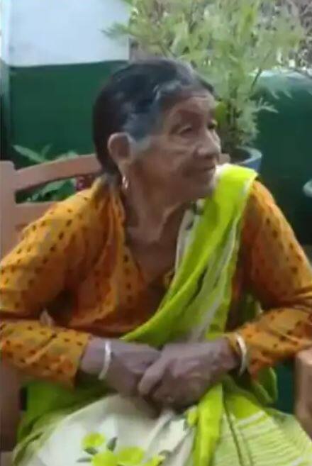 बताया जाता है कि संन्यास जीवन ग्रहण कर चुके बेटे योगी आदित्यनाथ को भिक्षा देते हुए उनकी मां बिलख-बिलख कर रो पड़ी थी. उन्होंने अपने पुत्र को रोकने की भी भरसक कोशिश की थी लेकिन योगी आदित्यनाथ अपने फैसले पर अड़िग रहे. उन्होंने अपनी माता से कहा था-मां मैं यहा भिक्षा ग्रहण करने आया हूं