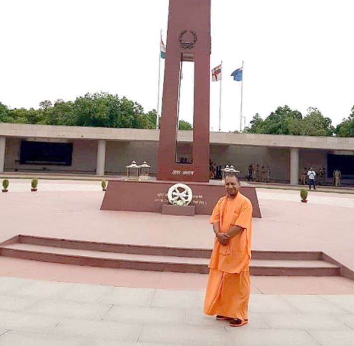 तनख्वाह के अलावा मुख्यमंत्री योगी को सरकारी आवास, फोन बिल और गाड़ी समेत कई अन्य सुविधाएं भी मिलती है.
